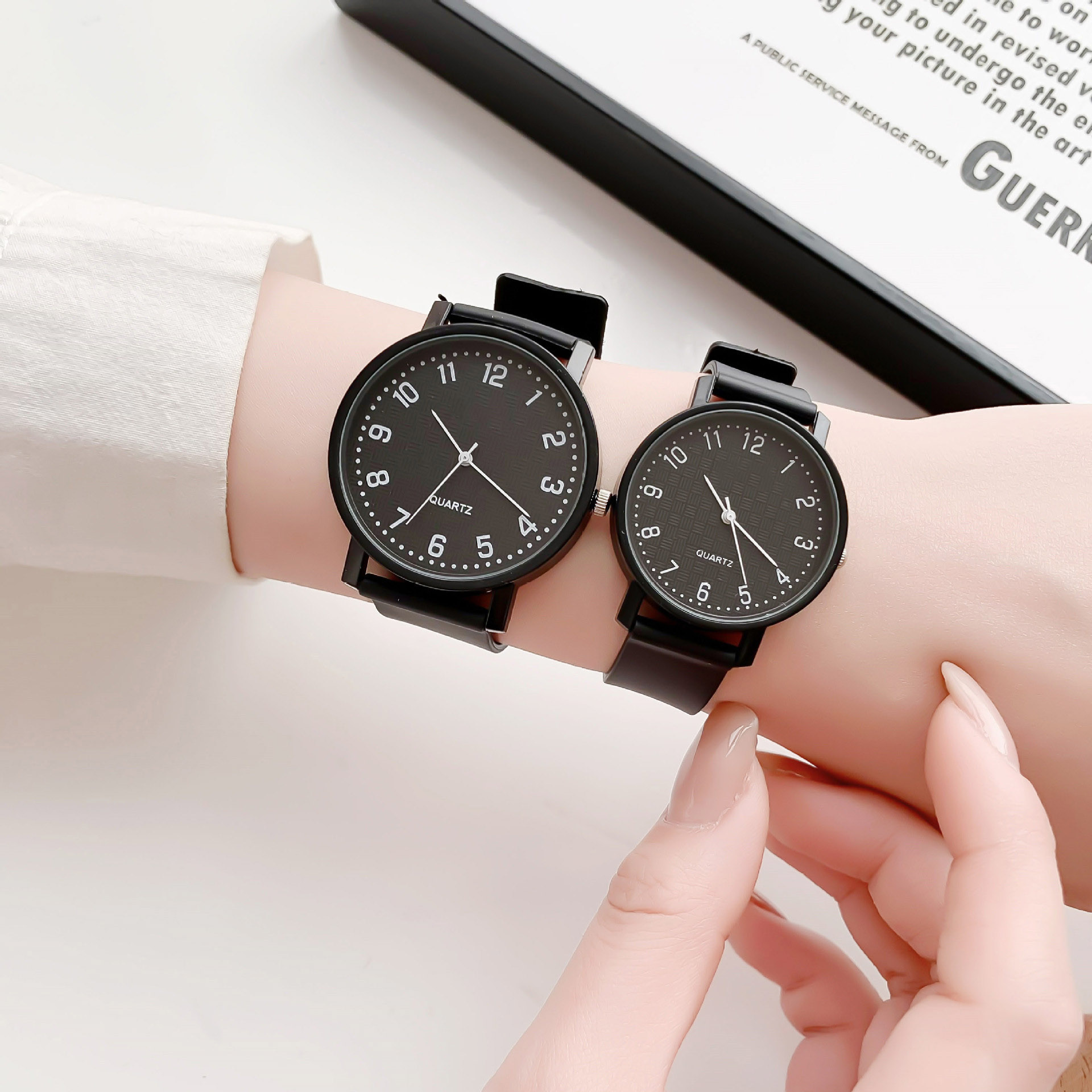 Einfache schwarze Uhr Quarzuhr – Ladies Luxury Watch Bewertung und Preis