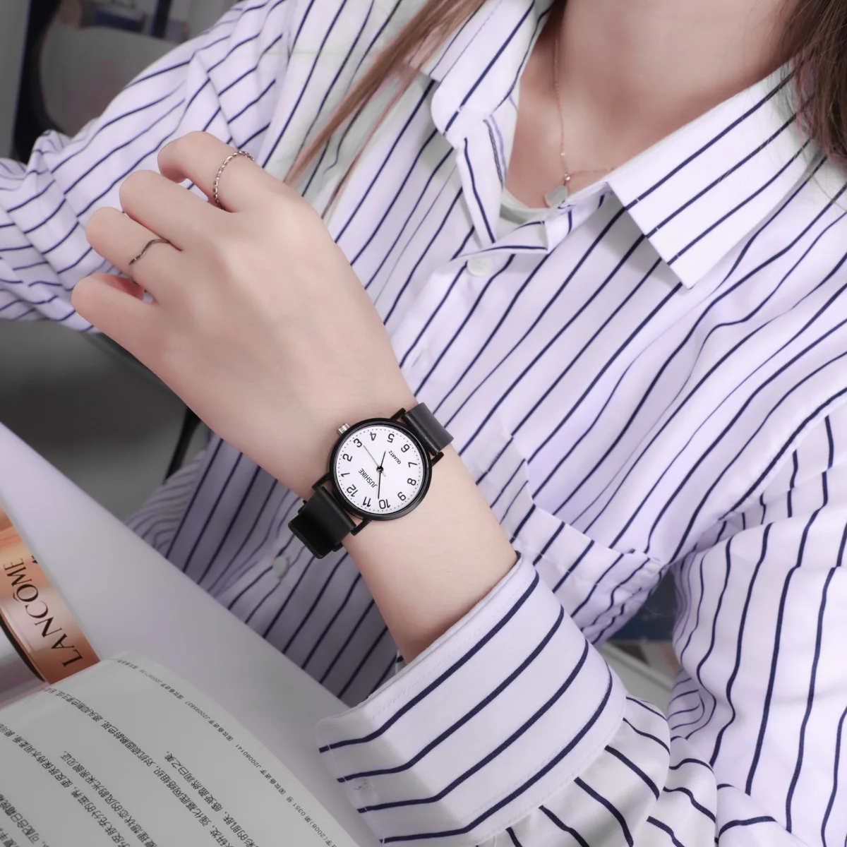 Einfache schwarze Uhr Quarzuhr – Ladies Luxury Watch Bewertung und Preis